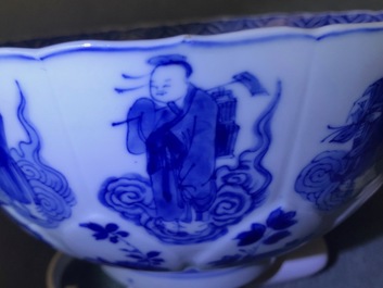 Un bol en forme de lotus en porcelaine de Chine bleu et blanc &agrave; d&eacute;cor d'immortels, marque de Chenghua, Kangxi