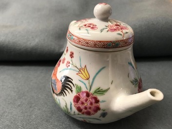 Een Chinese famille rose theepot met decor van hanen, Yongzheng