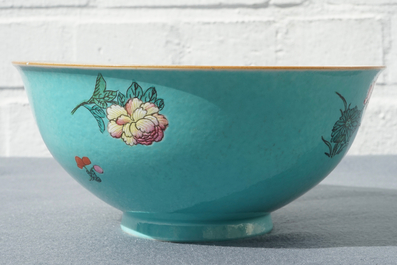 Een Chinese famille rose kom met floraal decor op turquoise fond, Qianlong merk, 19/20e eeuw