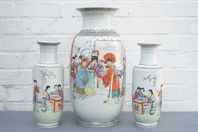 Quatre vases en porcelaine de Chine famille rose, R&eacute;publique, 20&egrave;me