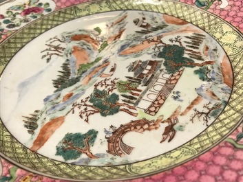 Une paire d'assiettes en porcelaine de Chine famille rose &agrave; d&eacute;cor de paysages, Yongzheng