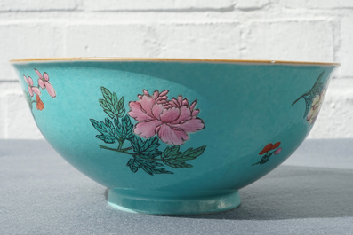 Een Chinese famille rose kom met floraal decor op turquoise fond, Qianlong merk, 19/20e eeuw