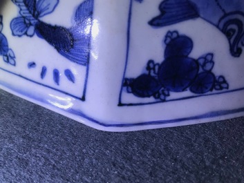 Een Chinese blauwwitte octagonale kom met diverse vissen, Wanli