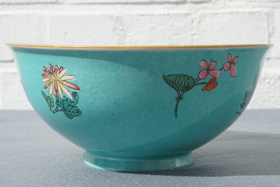 Un bol en porcelaine de Chine famille rose sur fond turquoise, marque de Qianlong, 19/20&egrave;me