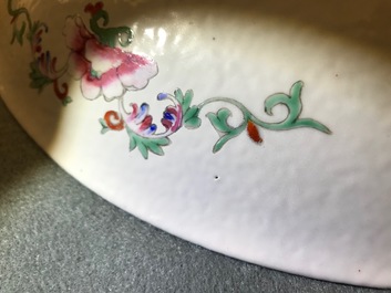 Un vase couvert et un plat &agrave; d&eacute;cor millefleurs en porcelaine de Chine famille rose, 19/20&egrave;me