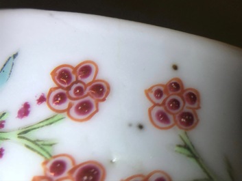 Une th&eacute;i&egrave;re en porcelaine de Chine famille rose &agrave; d&eacute;cor de coqs, Yongzheng