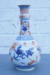 Een flesvormige Chinese Imari-stijl vaas met floraal decor, Kangxi
