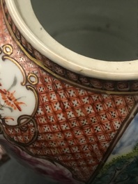 Een Chinese famille rose theepot en deksel met mandarijns decor, Qianlong