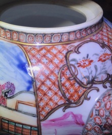 Een Chinese famille rose theepot en deksel met mandarijns decor, Qianlong