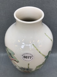 Un vase en porcelaine de Chine famille rose &agrave; d&eacute;cor d'un perroquet parmi fleurs, marque Ju Ren Tang, 20&egrave;me