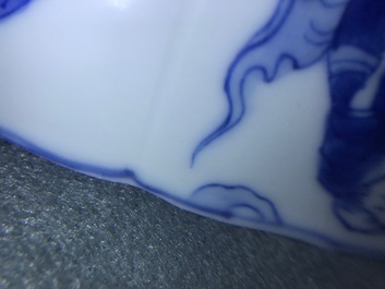 Un bol en forme de lotus en porcelaine de Chine bleu et blanc &agrave; d&eacute;cor d'immortels, marque de Chenghua, Kangxi