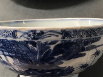 Een Chinese blauwwitte kom met figuratief decor rondom, Kangxi/Yongzheng