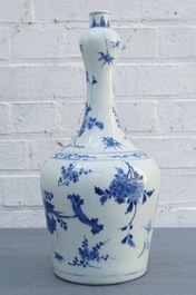 Een Chinese blauwwitte flesvormige vaas met floraal decor, Transitie periode