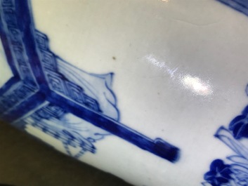 Une paire de vases en porcelaine de Chine bleu et blanc &agrave; d&eacute;cor de femmes assises, 19&egrave;me