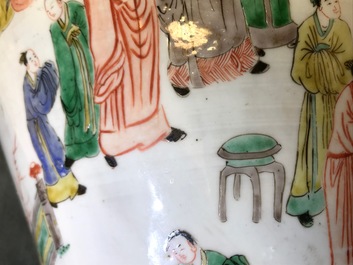 Een grote Chinese famille verte yenyen vaas met figuratief decor rondom, Kangxi