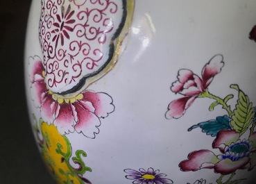 Twee Chinese Canton email dekselkannen met floraal decor, Qianlong