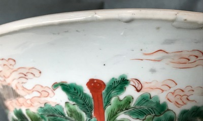 Een grote Chinese famille verte yenyen vaas met figuratief decor rondom, Kangxi