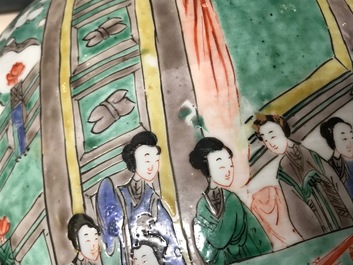 Een grote Chinese famille verte yenyen vaas met figuratief decor rondom, Kangxi