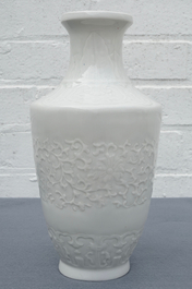 Een Chinese blanc de Chine vaas met reli&euml;fdecor, 19/20e eeuw