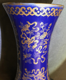Un vase de forme bouteille en porcelaine de Chine bleu poudr&eacute; &agrave; d&eacute;cor dor&eacute;, marque et &eacute;poque de Guangxu