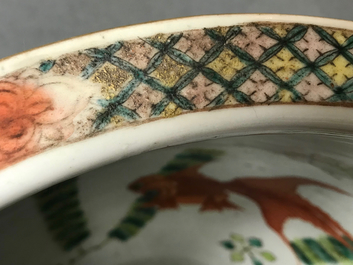 Une jardini&egrave;re en porcelaine de Chine famille rose &agrave; d&eacute;cor de guerriers, 19&egrave;me