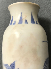 Une paire de vases de forme rouleau du Hatcher cargo en porcelaine de Chine bleu et blanc, &eacute;poque Transition