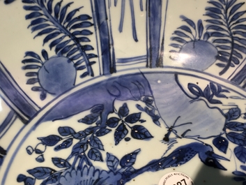 Un grand bol en porcelaine de Chine bleu et blanc de type kraak &agrave; d&eacute;cor d'un tigre, Wanli