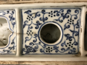 Un plumier en porcelaine de Chine bleu et blanc, marque de Xuande, 19/20&egrave;me