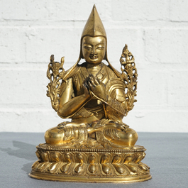 Een Sino-Tibetaanse verguld bronzen bronzen figuur van Tsongkhapa, 17/18e eeuw