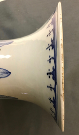 Un grand vase en porcelaine de Chine bleu et blanc &agrave; d&eacute;cor d'une dame et calligraphie, 19&egrave;me