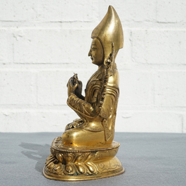 Een Sino-Tibetaanse verguld bronzen bronzen figuur van Tsongkhapa, 17/18e eeuw