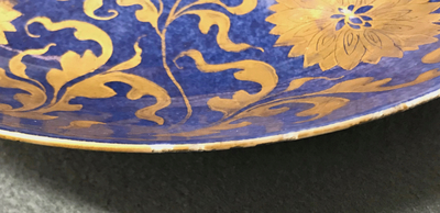Un plat en porcelaine de Chine bleu poudr&eacute; et dor&eacute; aux rinceaux de lotus, Kangxi