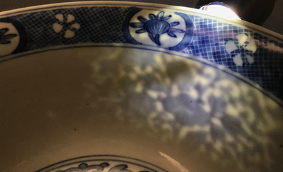 Een Chinese blauwwitte kom met floraal decor, Kangxi merk en periode