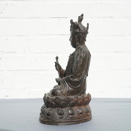 Un mod&egrave;le de Guanyin assis sur un tr&ocirc;ne de lotus en bronze, Chine, Ming