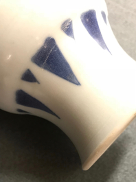 Une paire de vases de forme rouleau du Hatcher cargo en porcelaine de Chine bleu et blanc, &eacute;poque Transition