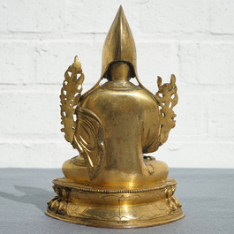 Een Sino-Tibetaanse verguld bronzen bronzen figuur van Tsongkhapa, 17/18e eeuw