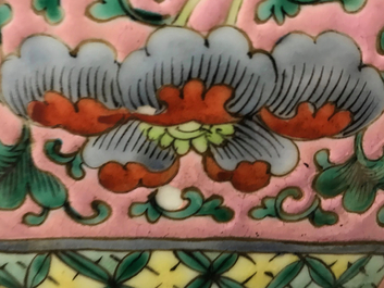 Une jardini&egrave;re en porcelaine de Chine famille rose &agrave; d&eacute;cor de guerriers, 19&egrave;me