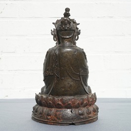 Een Chinese bronzen figuur van Guanyin op lotustroon, Ming