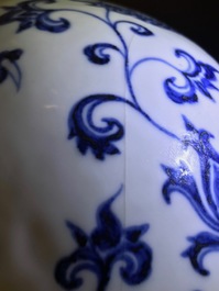 A Chinese blue and white bottle vase with dragons, 19/20th C.