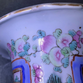 Une paire de vases en porcelaine de Chine famille rose &agrave; d&eacute;cor de cavaliers, 19&egrave;me