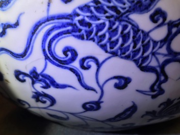 A Chinese blue and white bottle vase with dragons, 19/20th C.