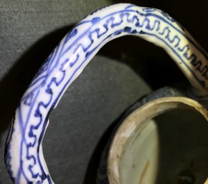 Un pot &agrave; vin et son couvercle en porcelaine de Chine bleu et blanc de type kraak, Wanli