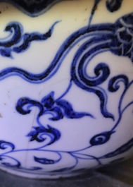 Un vase de forme bouteille en porcelaine de Chine bleu et blanc aux dragons, 19/20&egrave;me