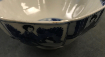 Un bol en porcelaine de Chine bleu et blanc mont&eacute; en argent aux &quot;dames longues&quot;, Kangxi