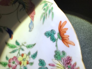 Une coupe en porcelaine de Chine jaune monochrome, marque et &eacute;poque de Tongzhi, et une assiette aux papillons, 19&egrave;me