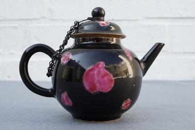 Een kleine Chinese famille rose theepot met zwarte fondkleur, Yongzheng/Qianlong