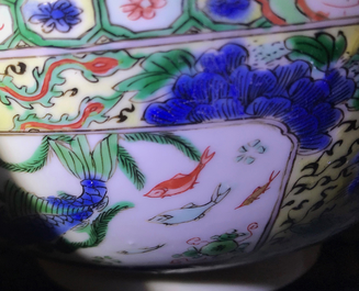 Un bol en porcelaine de Chine famille verte aux poissons, Kangxi