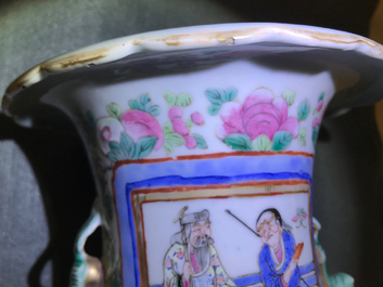 Une paire de vases en porcelaine de Chine famille rose &agrave; d&eacute;cor de cavaliers, 19&egrave;me