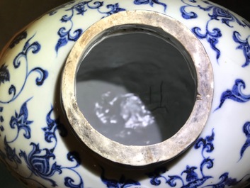 Un vase de forme bouteille en porcelaine de Chine bleu et blanc aux dragons, 19/20&egrave;me