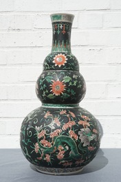 Un vase de forme double gourde en porcelaine de Chine famille verte sur fond noir, 19&egrave;me